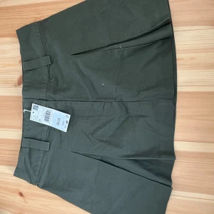 Kjol från mango - Olivgrön kjol från mango 