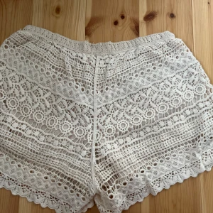 Shorts - Superfina beiga shorts med detaljer
