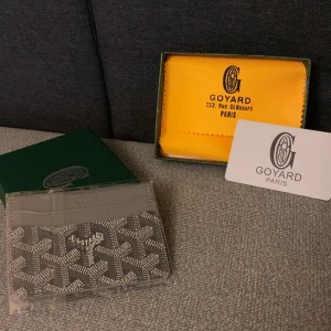 Grå korthållare - Elegant korthållare , perfekt för dig som vill ha något stilrent och tidlöst. Klassisk design med det ikoniska mönstret. Nyskick, inga större märken eller skador.  👜 Plats för flera kort 🎨 Färg: grå 📦 Originalförpackning: ja  💸 Pris kan diskuteras 