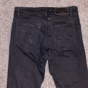 TOS jeans evolve - Tiger of Sweden evolve jeans skick 9/10 storlek w29 l32. Mått längd 102cm, innelår 74cm, midja 37cm. Pris kan diskuteras medels mig vid frågor eller funderingar.