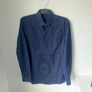 Hugo Boss Skjorta - exklusiv skjorta från (HugoBoss) Perfekt nu till hösten & Vintern 💸Pris:[159kr] 👔Storlek:[40/Large] ✨Skick:[9/10] Tveka inte att kontakta oss vid frågor & funderingar! 