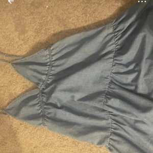 Ljusblå sommarklänning från SHEIN - Supersöt ljusblå klänning från SHEIN med tunna axelband och v-ringad front. Klänningen har en luftig passform och är gjord i bomullsliknande material, perfekt för varma dagar. Enkel och stilren design som är lätt att matcha med accessoarer. Ganska kort klänning 