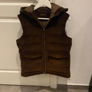 Stenströms väst - Säljer nu denna stenströms väst i storlek s, skicket är som nytt inga defekter. Säljer pga att den är lite för kort på mig. Hör av dig vid minsta lilla fråga eller fundering. Priset kan diskuteras vid snabb affär!