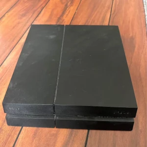 Playstation 4 - Köpte i vintras men användes inte så mycket. Kan inte så mycket om det heller. Ena kontrollens joystick? är det lite glapp i men funkar som vanligt på andra kontrollen. Sladdar som behövs ingår. Har funkat som det ska när jag använt det.