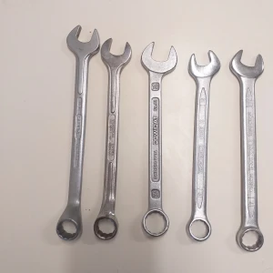 Kombinationsnyckelset, 14 delar - Sats med 14 kombinationsnycklar i olika storlekar, både ring- och öppet skaft. Kvalitetsmärken som DOWIDAT och FENGTOOLS. Nycklarna är i gott begagnat skick med mindre spår av användning, inga synliga större defekter.