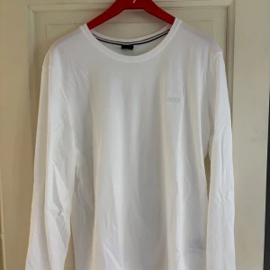 Vit långärmad tröja från BOSS(äkta) - Vit långärmad tröja från BOSS i mjuk bomull. Har även mörk blå som jag vill sälja ligger ute bundle kan skapas.