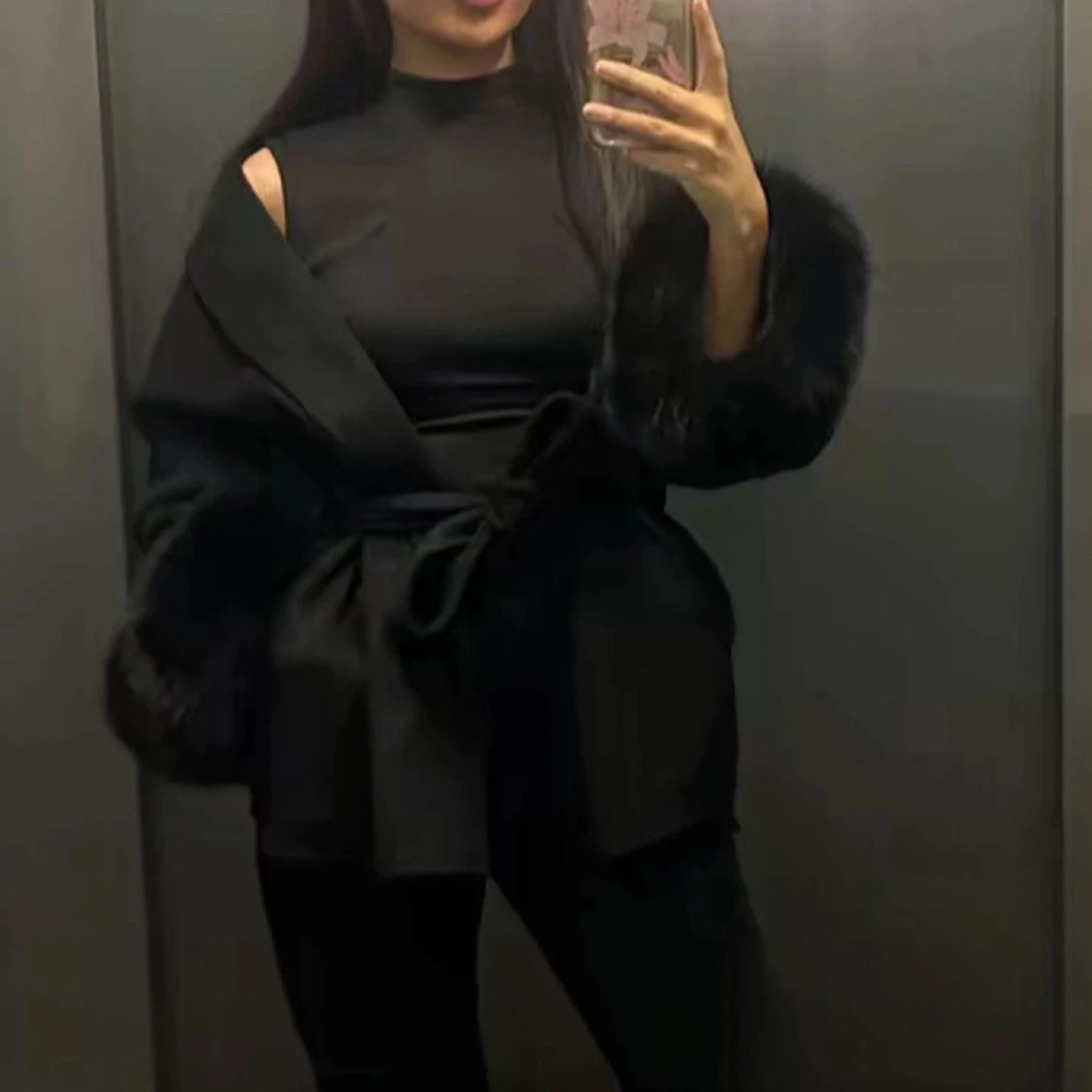 Svart kappa med päls  - 1