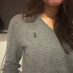 Grå merinoulltröja Polo Ralph Lauren - Snygg grå tröja från Polo Ralph Lauren i mjuk merinoull. Både för tjejer och killar!! Bra skicka! Skriv för fler frågor!