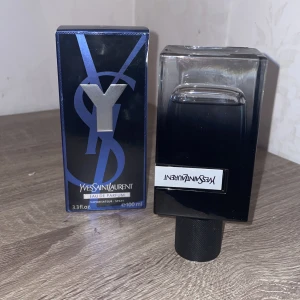 Yves Saint Laurent MYSLF 100ml - Yves Saint Laurent MYSLF Eau de Parfum, 100 ml. Snygg och modern flaska, lukttar perfekt, använy ca 12 sprut, ny pris runt 1300kr, förpackning följer såklart.