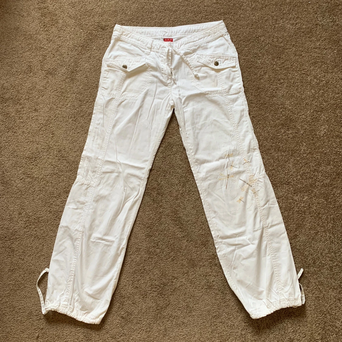 Vita cargopants från H.H.S med broderi - 1