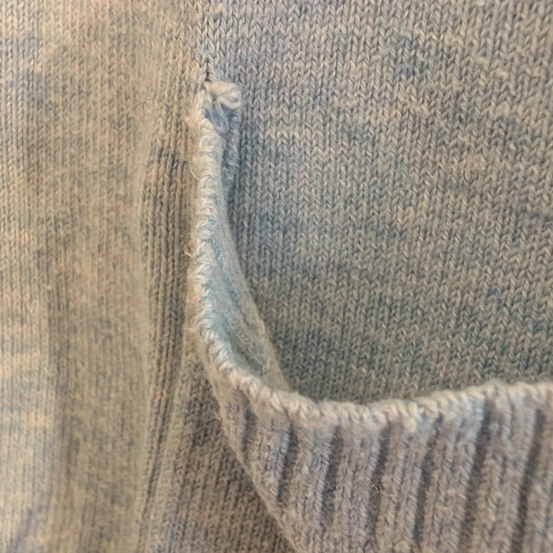 Ljusgrå kofta med knappar - 2