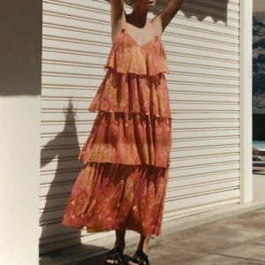 Långklänning zara - Mönstrad, färgglad, volangklänning från Zara! Oanvänd med prislapp kvar, nypris 599kr. Storlek medium. Banden i ryggen är korsade! 