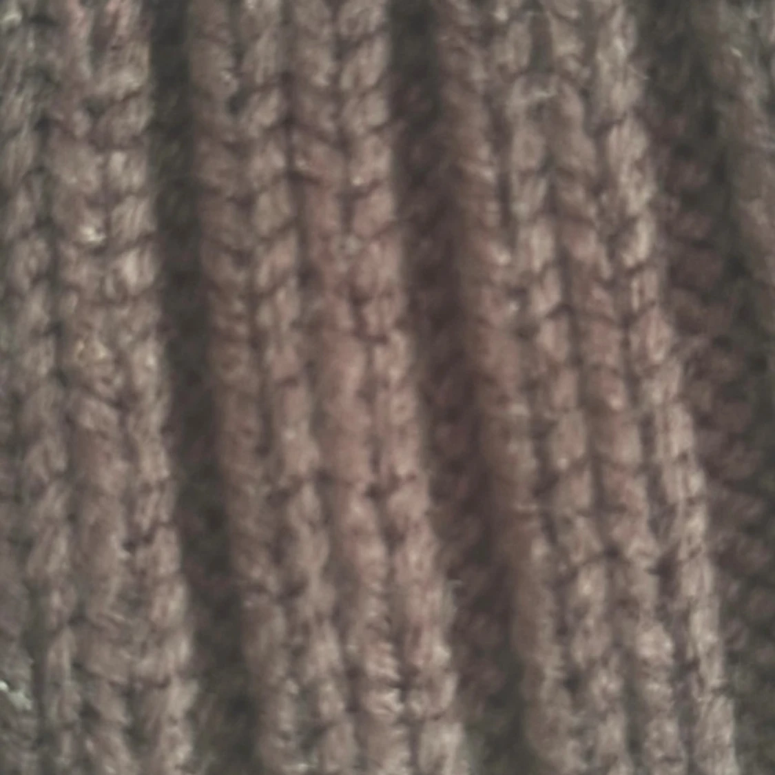 Svart ribbad mössa med pälsboll - 2