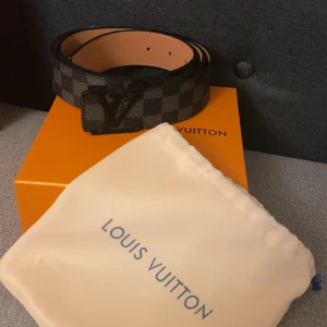 Bälte - monogram  - Stilrent och klassiskt bälte i ikonisk design. Passar perfekt till både vardag och fest, och ger en lyxig touch till varje outfit. Använt varsamt – i mycket fint skick.  🧾 Kvitto medföljer  🎨 Färg: svart monogram 📏 Storlek: 115 cm  📦 Originalförpackning: ja  💸 Pris kan diskuteras 