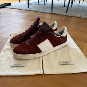 Valentino Garavani vinröda sneakers - Säljer nu dessa eftertraktade Valentino Flycrew skorna i en snygg vinröd färg. Storleken är 44. Skicket ser ni på bilderna, de är använda, men har mycket kvar att ge!! Hör av er för fler bilder eller frågor och funderingar!!😍