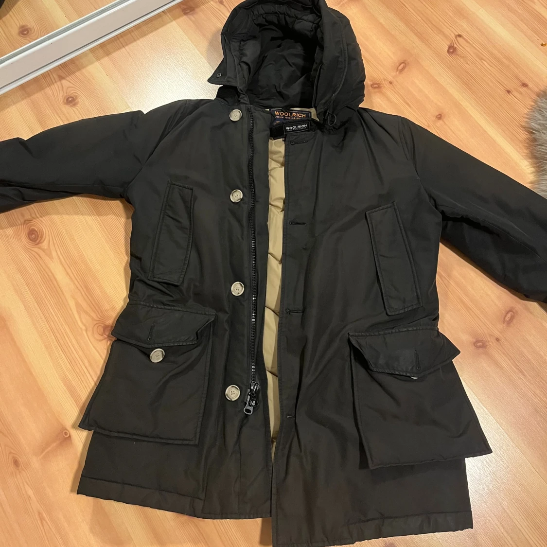 Svart parkas från Woolrich med huva