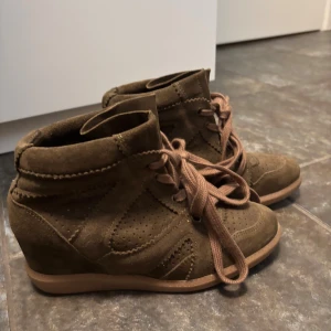 Isabel marant liknande sneakers - Säljer mina jätte snygga Isabel marant liknande sneakers köpta från nellys hemsida i märket pavement. Endast använda i en halvtimme så i nyskick💕💕