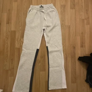Gråa mjukisbyxor med  - Gråa mjukisbyxor med svart färg på insidan storlek s men passar M och L