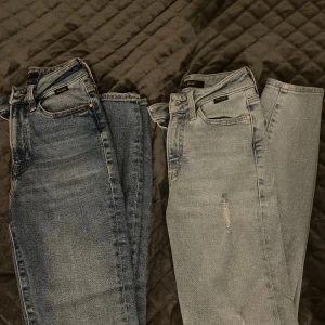 Mavi Gold jeans i blå - Två par jeans från Mavi Gold, ett i mörkblå tvätt och ett i ljusblå tvätt med slitna detaljer. För små på mig, troligen i storlek XS.