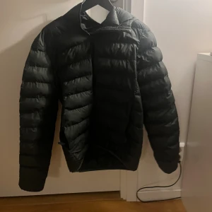 Adidas jacka  - Hej, jag säljer nu min mörkgröna Adidas jacka. Denna jacka är i rätt så bra skick kanske 7/10, men den är väldigt skön och går att använda under höst, vinter och vår. Vet inte exakt vilken storlek det är men jag hade den från jag var 160-175 och den passar fortfarande. Jackan har inga defekter eller hål utan är bara några år gammal. Skriv om ni är intresserade, priset är inte hugget i sten