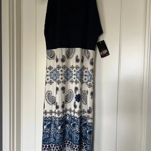 Blåvit klänning - Blåvit klänning som inte är använd. Står M men skulle säga att det är en S. 