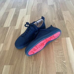 Loubs  - Hej! säljer mina Loubs då jag knappt använt dom.  Storlek 44 men passar nog även 43 pga deras storlekar. Hör av er vid mer bilder på skorna, eller om ni är intresserade! Mvh Alvin!