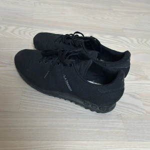 Svarta Adidas LA Trainer Weave sneakers - Säljer ett par helsvarta Adidas LA Trainer Weave sneakers. Skorna har en sportig och stilren look med mesh-ovandel, snörning och diskret Adidas-logga bak. Perfekta för dig som gillar klassisk streetstyle och vill ha bekväma skor till vardags. Pris kan du diskuteras vid snabb affär, skrorna är i bra skick inge större defekter. Mer info eller bilder hör av dig!