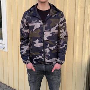 Camo windbreaker/höstjacka - Utförsäljning!!’ Säljer en snygg vind/höstjacka från Lindfors i mörk camouflage med dragkedja och huva. Perfekt för de kyligare vädret nu efter sommaren, har alla storlekar från xs,s,m,L samt att jackorna är helt nya och inplastade för 199kr✅