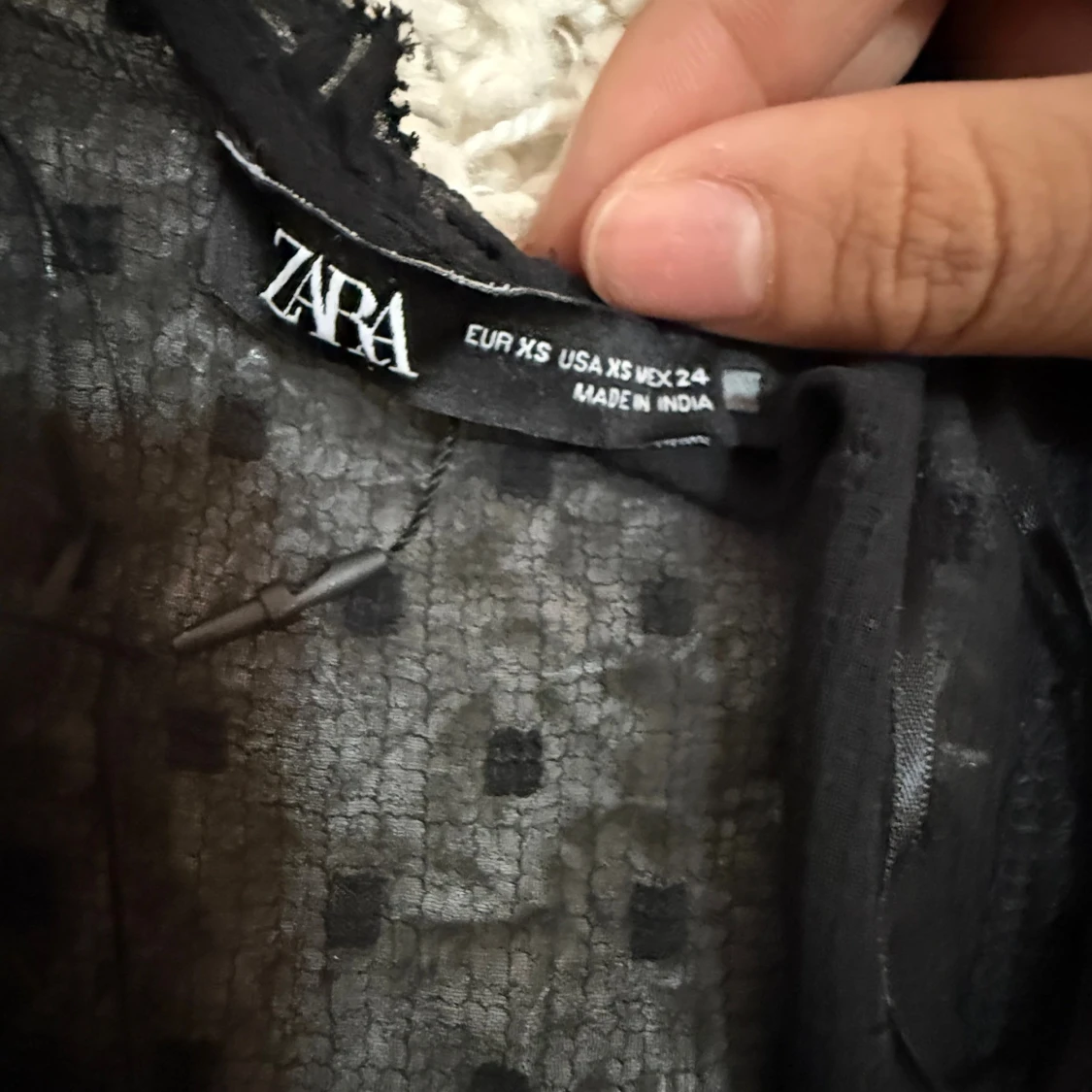 Svart blus med spets och prickar från Zara - 1