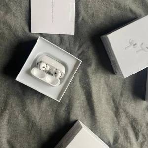 AirPods Pro (2nd generation) - Apple AirPods Pro (2nd generation) med MagSafe-laddningsetui. Aktiv brusreducering, transparensläge och adaptiv EQ. Komplett med originalförpackning, laddkabel och dokumentation. Mycket gott skick, inga synliga defekter eller slitage.