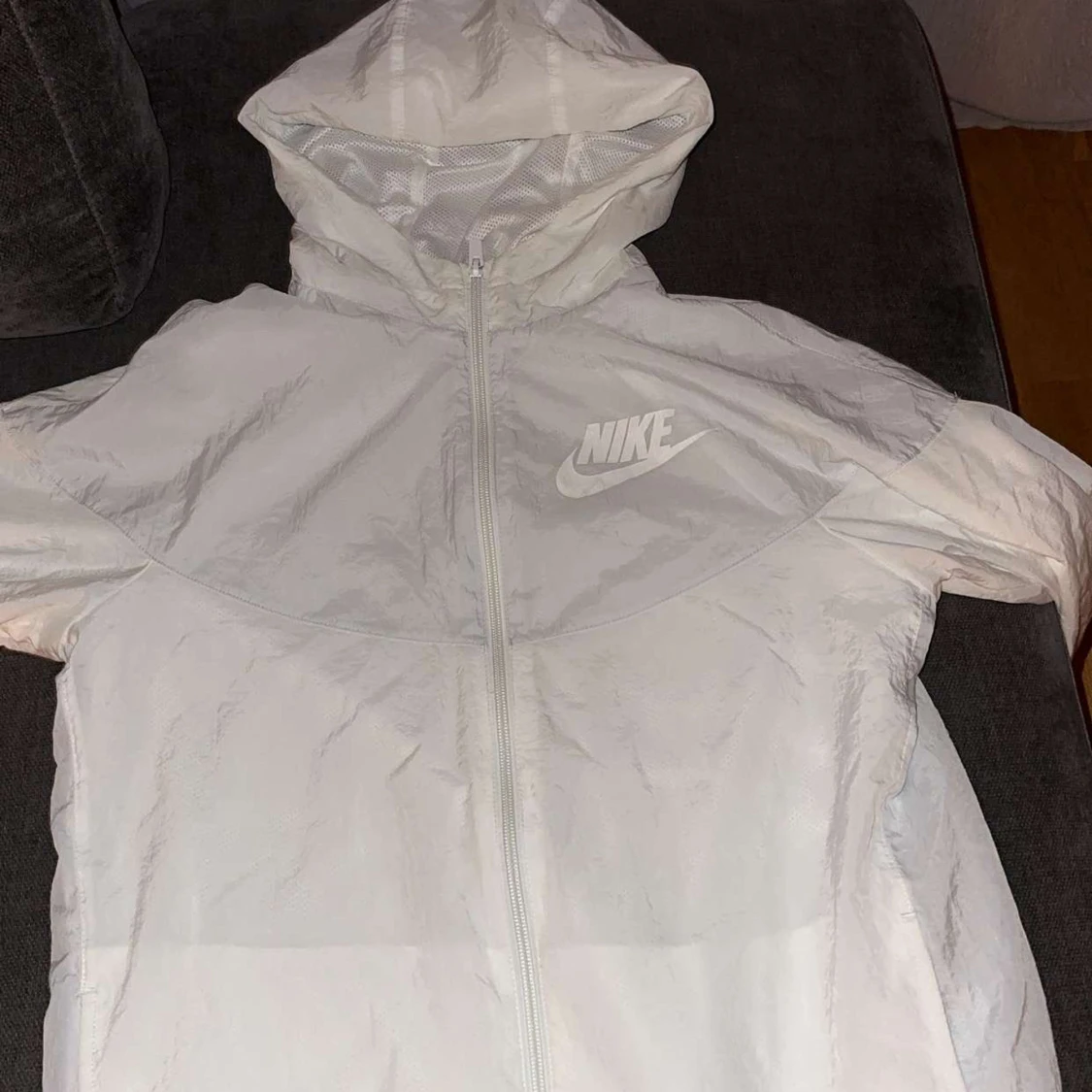 Vit Nike vindjacka med luva