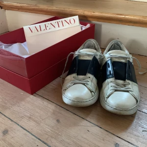 Valentino Garavani skor - Passa på och köpa ett par trendiga dojor för ett völdigt bra pris!                                                     Rätt så slitna men dem funkar fortfarande. Är storlek 43 men känns mer en som en storlek 42. Kolla bilderna noga och hör av dig om du vill veta mera! Kvitto, låda och dustbag finns!