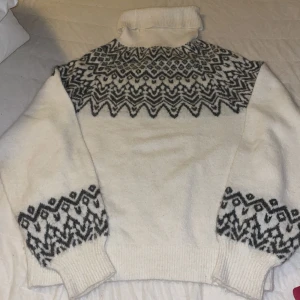 Vintrig tröja med polo krage - Så fint mönster å varm och skön att bära.Storlek S,Den är från newyorker.