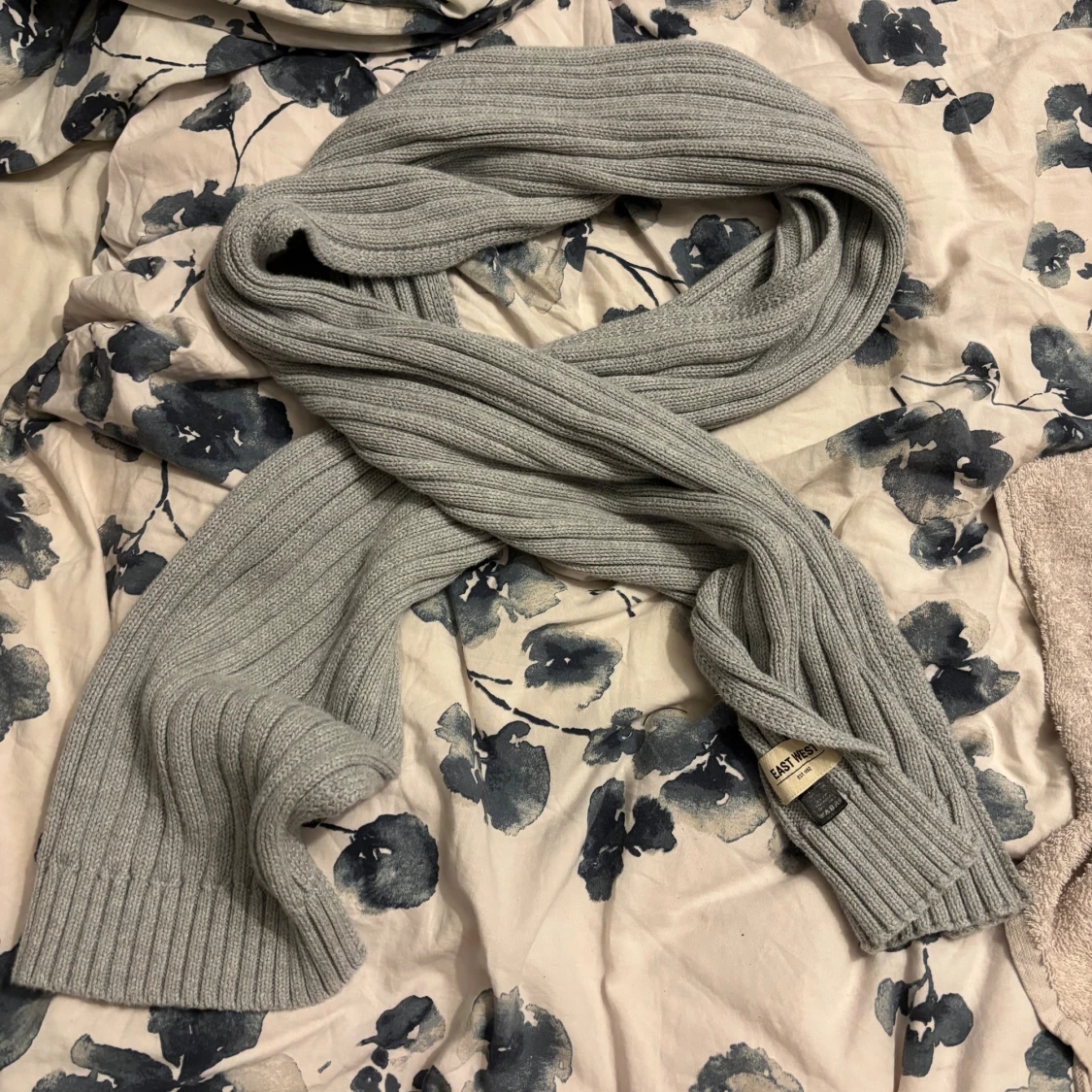 Ljusgrå ribbstickad halsduk East West
