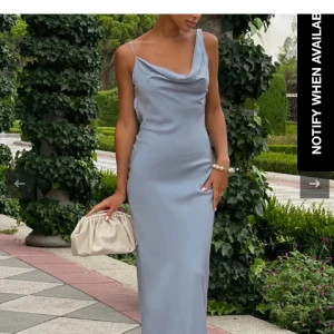 Balklänning med öppen rygg - Supersnygg ljusblå långklänning med smala axelband och draperad urringning både fram och bak. Balklänningen är från märket KAOA. Den är använd vid ett tillfälle men har inga skador och är som ny!  Orginalpriset är €189 (ca 2000kr) och inkluderade en tullavgift på 300kr. Skriv för fler detaljerade bilder då detta är lånade bilder från hemsidan. 