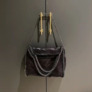 En kedje väska från Spanien!! 💗💗 - En svart väska med kedjor på kommer ifrån Spanien och är i ett ganska så bra skick!!💗💗