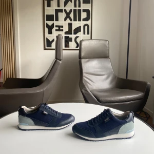 Karl Lagerfeld skor - Ett par sjysta och unika skor. Perfekta inför hösten och vintern. Hör gärna av dig kring funderingar. 👍