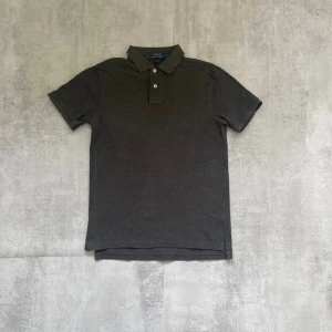 Grå Polo Ralph Lauren piké  - Jag Säljer en fet pike från Polo Ralph Lauren| skicket på tröjan är bra 8/10 | storlek m | ny pris 2000: mitt pris är 249 | skriv vid frågor och funderingar     32  
