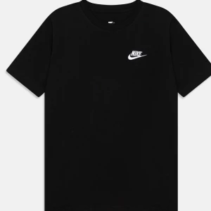 Svart Nike t-shirt med logga - En stilren svart t-shirt från Nike med klassisk vit logga på bröstet. T-shirten har rund halsringning och korta ärmar, perfekt för en clean och sportig look. Tillverkad i mjuk bomull som känns skön mot huden.  Passar nån som ksk är runt 146-158 ish