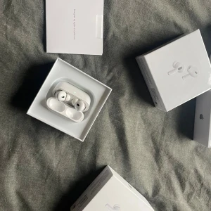 AirPods Pro 2nd generation - AirPods Pro (2nd gen) – aktiv brusreducering, transparensläge och adaptiv ljudkvalitet. Trådlöst laddningsetui, utmärkt skick och fungerar perfekt.