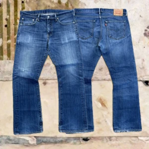 Levis 527 - Tjena! Säljer dessa ruggigt snygga Levis 527 byxorna, modellen är Bootcut och är i storlek W34/L30, modellen är 186cm, hör av dig vid funderingar!🙌