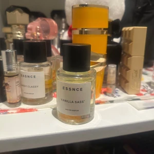 Essnce Vanilla Sass' Eau de Parfum - Har använt den fåtal gånger. Inte min typ av doft! Det är inte en rakt av vanilj gourmand och passar verkligen både till vardags och fest. Denna parfym är söt och vanilig samtidigt som den är elegant och mjuk.