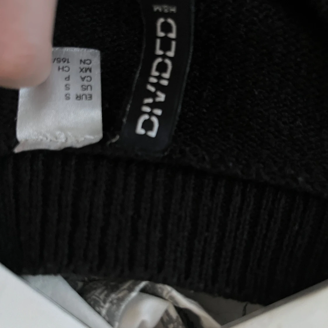 Svart stickad tröja från Divided - 2