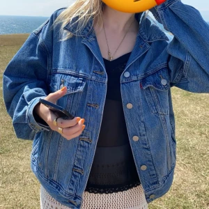 Oversized jeansjacka från Levi's - En Levis jeans jacka säljs eftersom den inte används✨ den är använd ungefär 5 gånger. Skriv för mer bilder. Köpt för 3100
