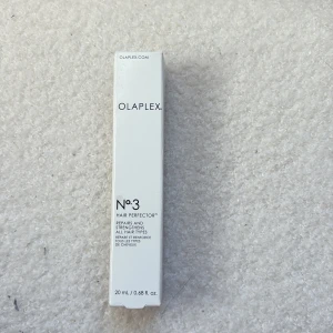 Olaplex No.3 Hair Perfector 20ml - Olaplex No.3 Hair Perfector i en vit, smal förpackning på 20 ml. Produkten är framtagen för att reparera och stärka alla hårtyper. Perfekt för dig som vill ge håret extra vård och styrka. Oanvänd o oöppnad 