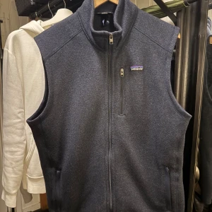 Patagonia Väst - Navy Väst från Patagonia i storlek L. Nypris 1400 från naturkompaniet. Kvitto finns 