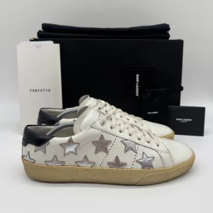 SAINT LAURENT SL/06 - Saint Laurent SL/06 - Skick: 9/10 - Tillbehör: Kvitto - Storlek 41 sitter som 42 - Nypris ca 8000kr - Deluxecloset