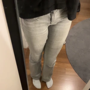 Grå bootcut jeans med fickdetaljer - Grå boot cut jeans fråg Gina tricot i storlek 170. Jeansen har även bakfickor med knappar. Inga större tecken på användning. Jag är 1,67cm lång  då jeansen är lite för korta för mig. Pris kan diskuteras💗
