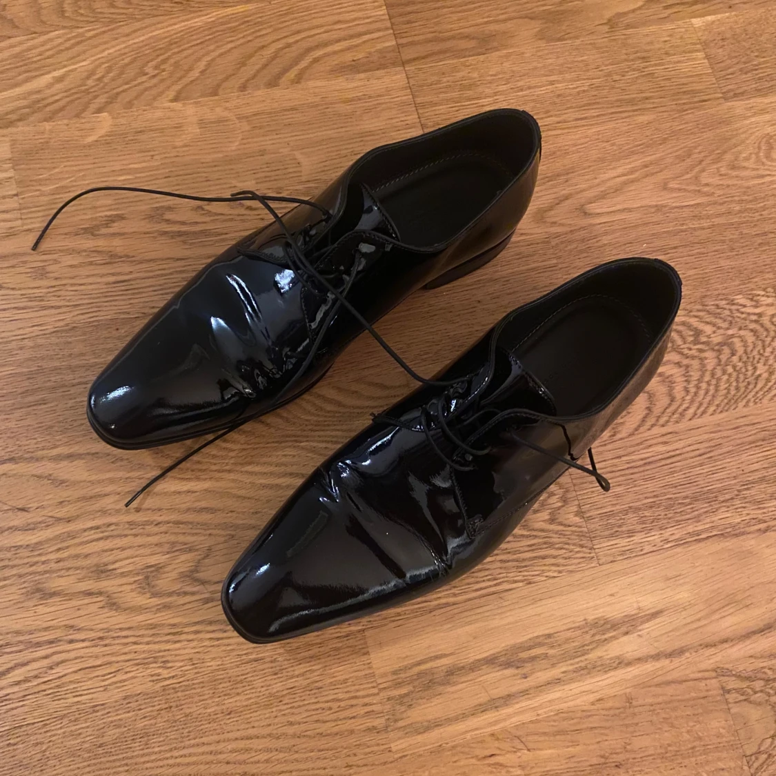 Svarta lackskor med spetsig tå - 1