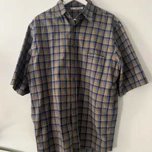 Acne kortärmad skjorta - Passar rätt oversized, stl 48